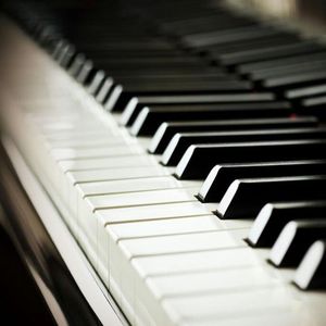 纲手吃雷影大狙的由来和寓意
